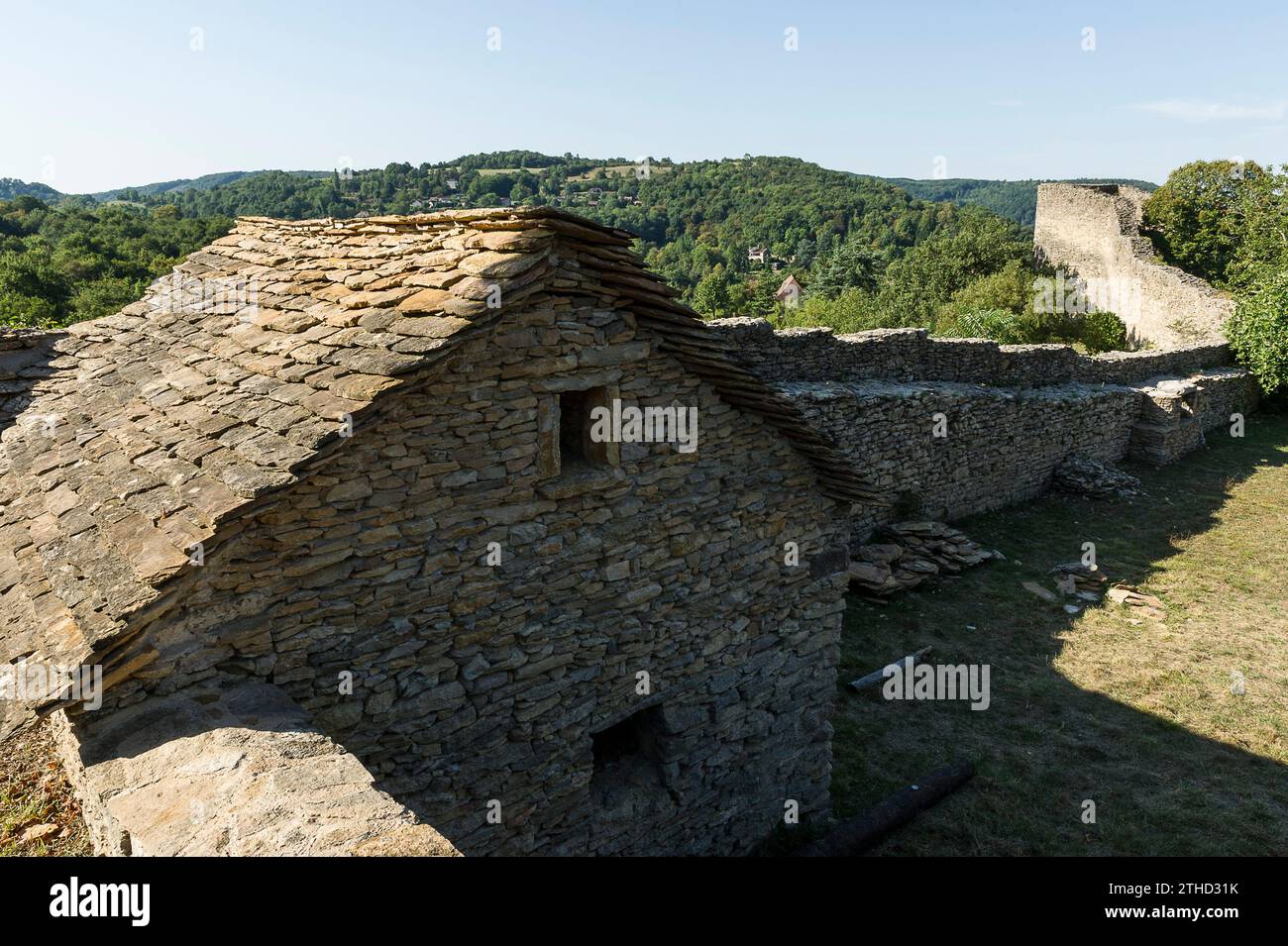 Cremieu a medieval settlement with fortification and a well known covered market. | Cremieu, ville medievale de l'Isère connue pour ses fortifications Stock Photo