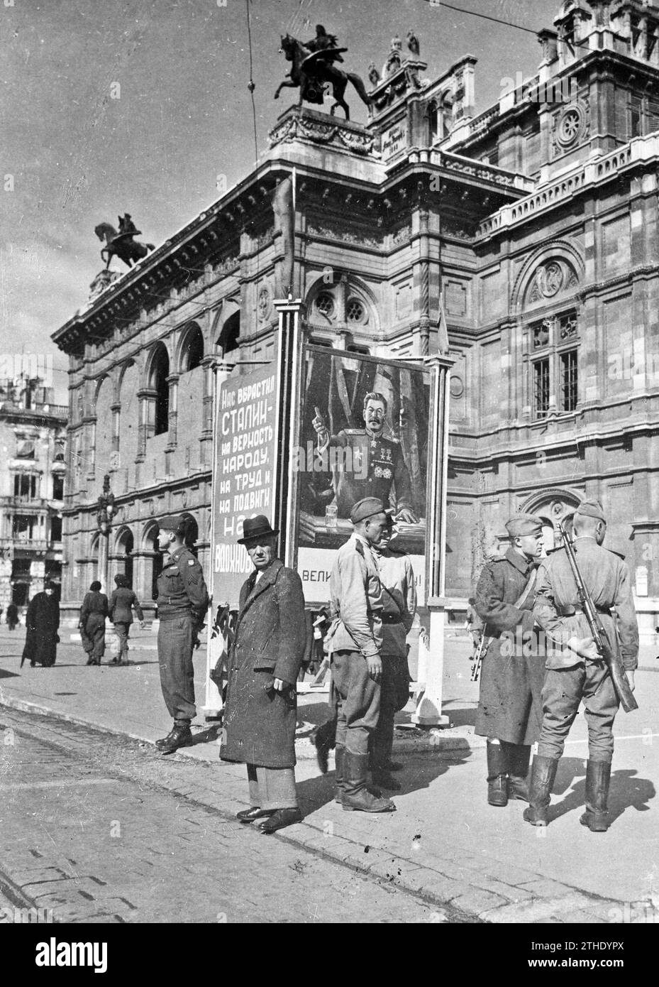 Vienna. Russian propaganda at the Vienna Opera on the Opernring through large posters depicting Stalin. Right Russian soldiers. On the left an American soldier ca. 1945 Stock Photo