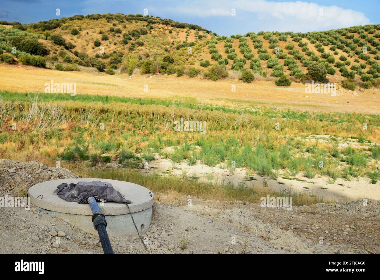 Well for agricultural irrigation next to the dry bed of the Colomera Reservoir. Benalúa de las Villas, Granada, Andalucía, Spain, Europe Stock Photo