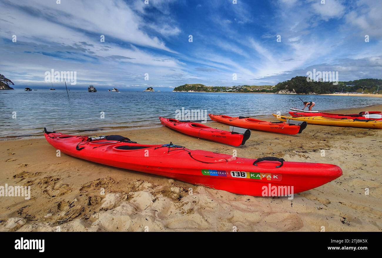Kayaks on the beach, Kaiteriteri, New Zealand. Kaiteriteri is a small coastal town and seaside resort in the Tasman Region of the South Island of New Zealand. It is close to Abel Tasman National Park. Kaiteriteri relies on tourism for much of its income.  It is also a hub for the adventure tourism throughout the area.   Credit: BSpragg Stock Photo
