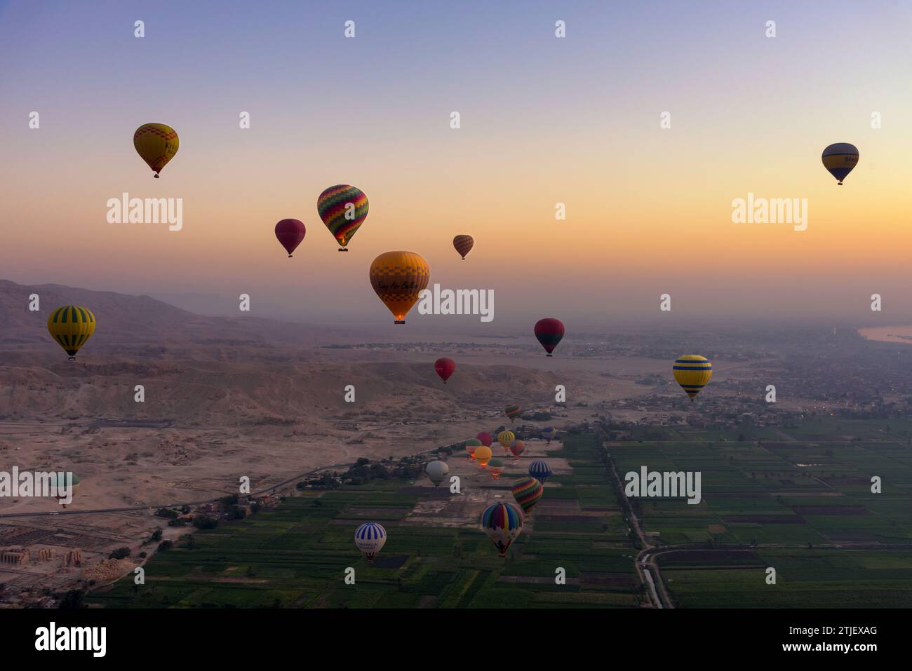 Hot air balloons over the Valley of the Kings. Sunrise balloon ride over the Valley of the Kings, Luxor, Egypt. Al ‘Asāsīf, New Valley, Egypt Stock Photo