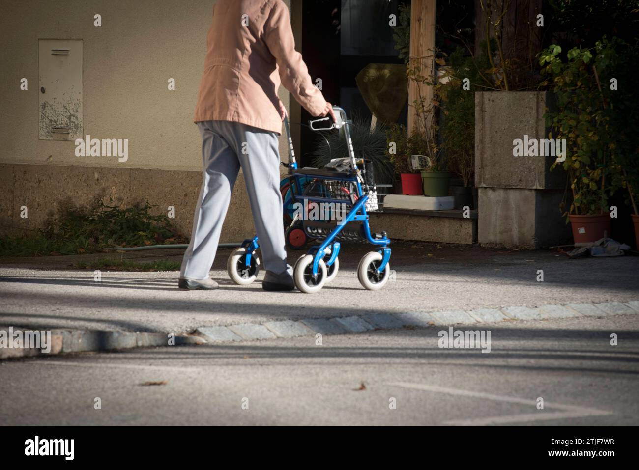 mobility of older people and senior citizens in everyday life mobility of older people in everyday life Stock Photo