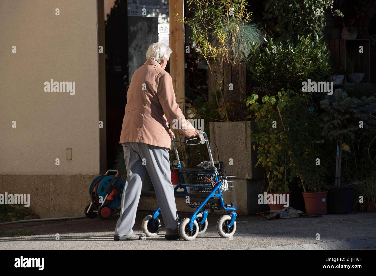 mobility of older people and senior citizens in everyday life mobility of older people in everyday life Stock Photo