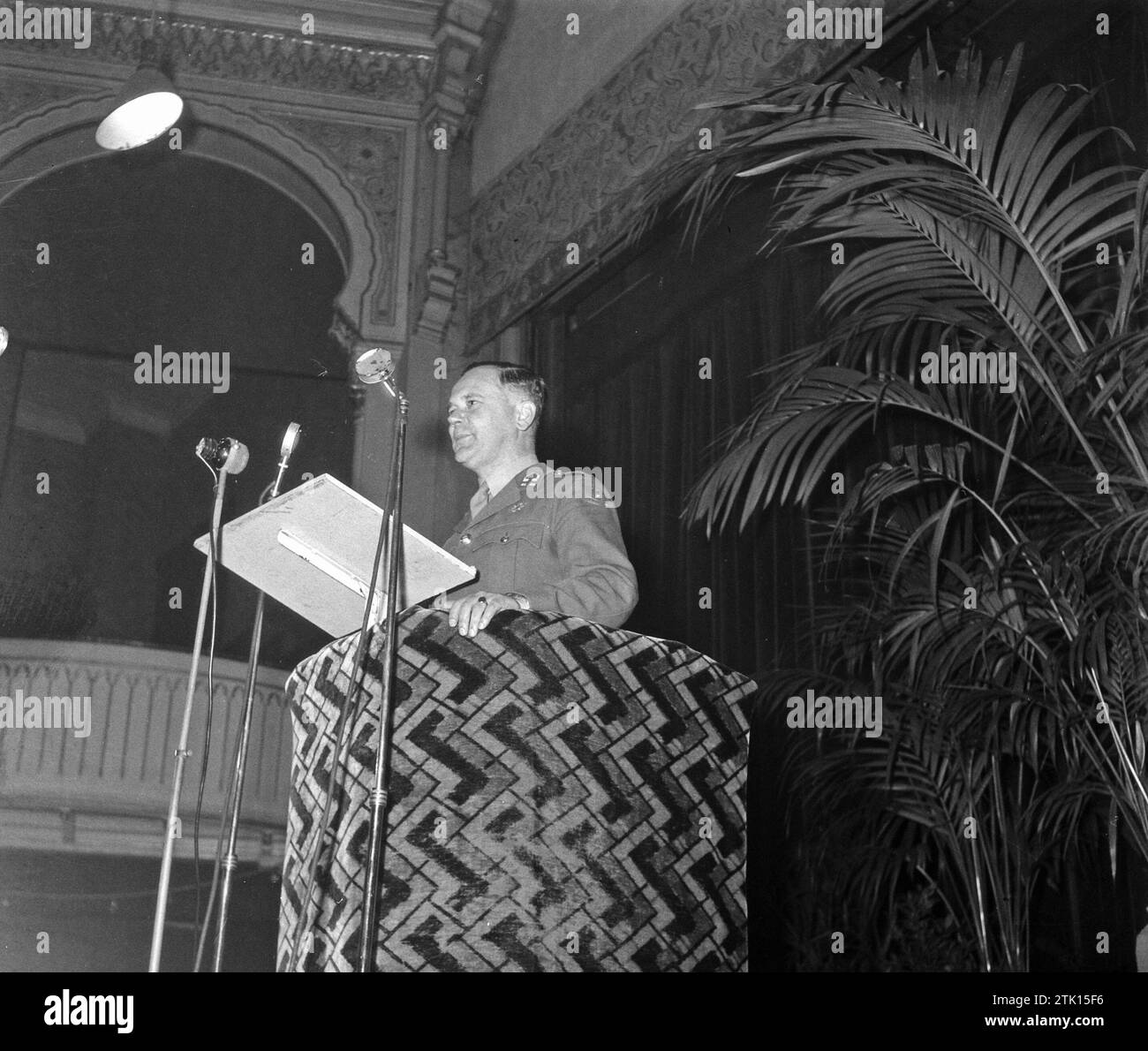 General Cross gives a speech in the hall of the Zoo in The Hague ca. October 26, 1945 Stock Photo