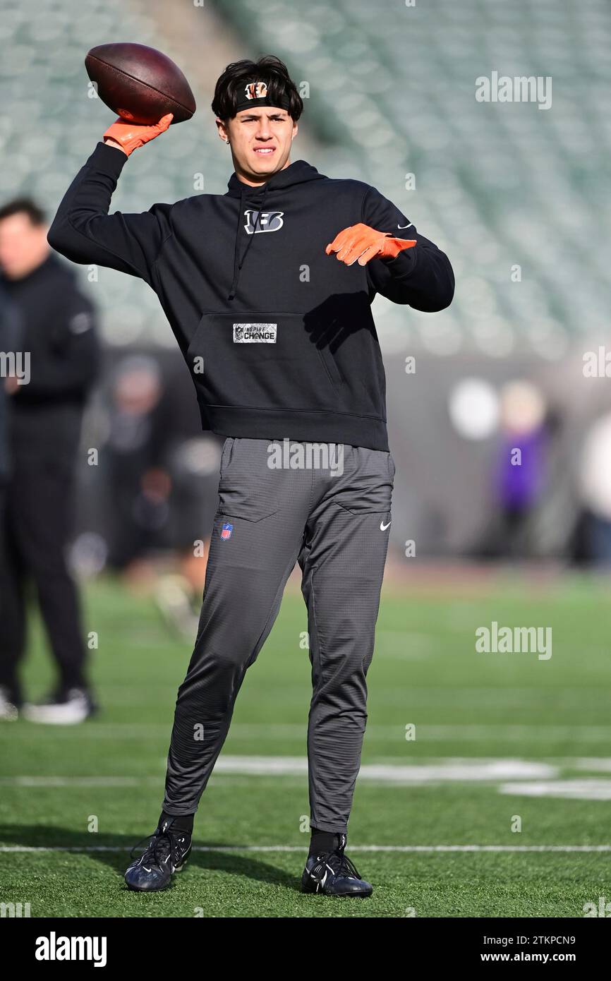 Cincinnati Bengals wide receiver Andrei Iosivas (80) warms up before an