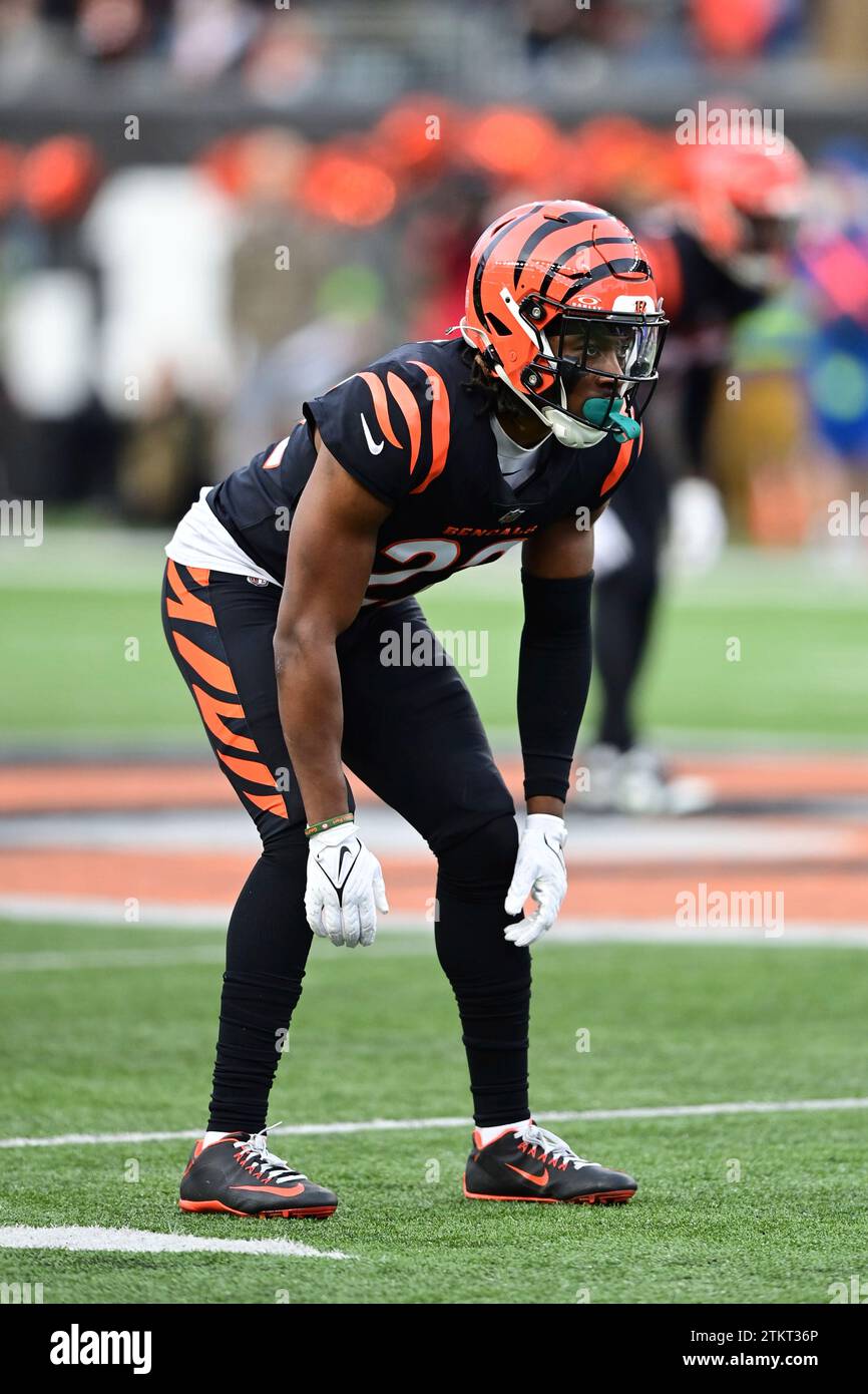 Cincinnati Bengals cornerback Chidobe Awuzie (22) lines up for the play ...