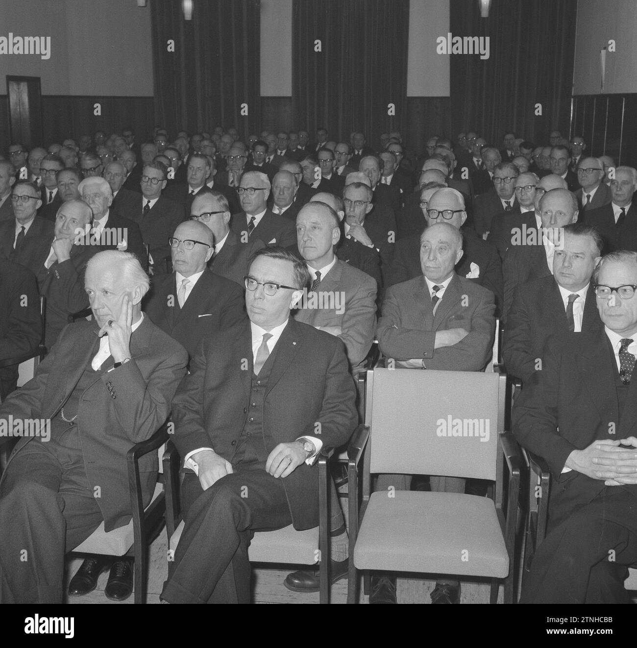 1960s men wearing suits hi-res stock photography and images - Alamy