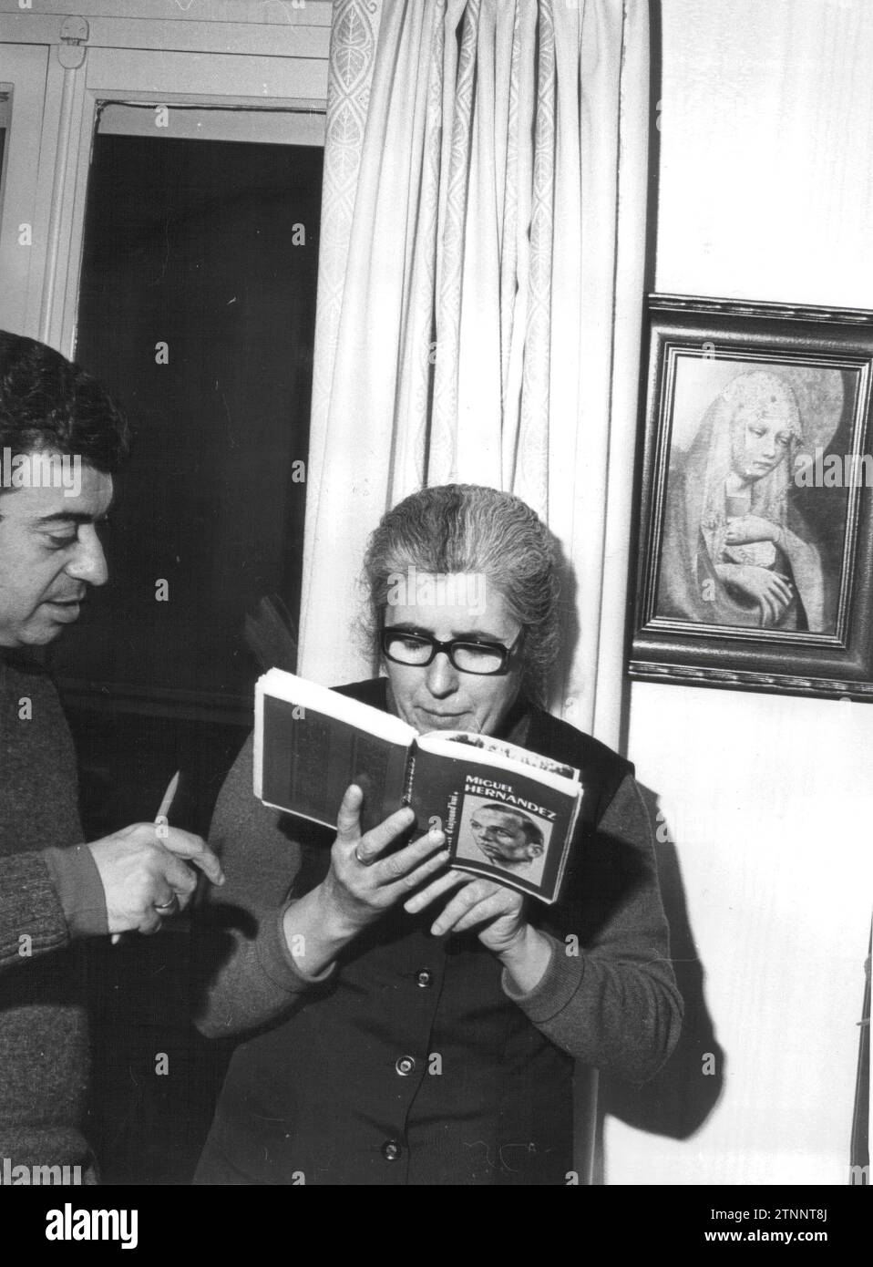 03/17/1972. Josefina Manresa, widow of Miguel Hernández, Interviewed by Tico Medina for Abc on the occasion of the 30th anniversary of the Poet's death. Credit: Album / Archivo ABC / Luis Alonso Stock Photo