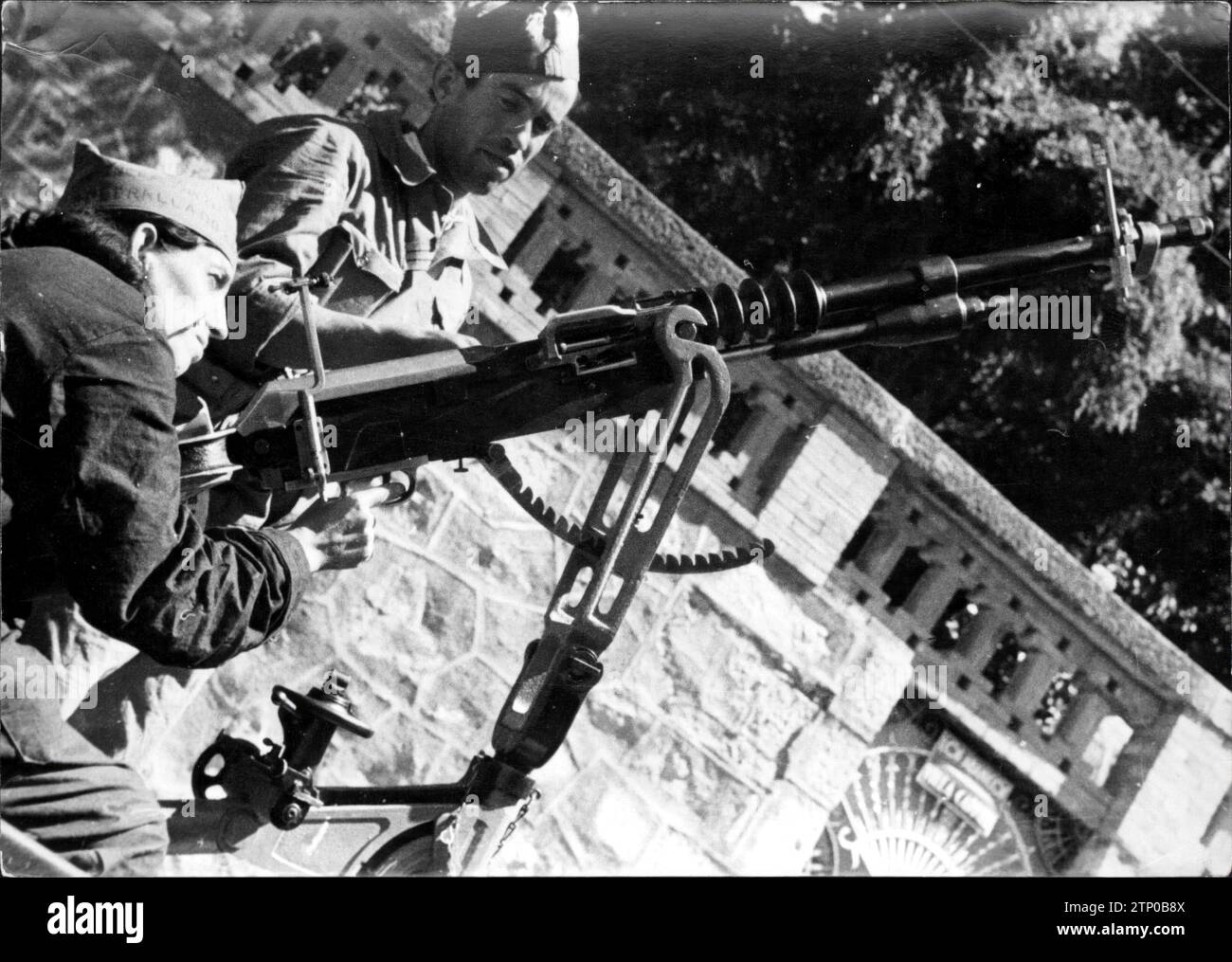 07/31/1936. Anti-Aircraft Machine Gun Handled by a Militia of the Steel Battalion. Credit: Album / Archivo ABC / Albero y Segovia Stock Photo