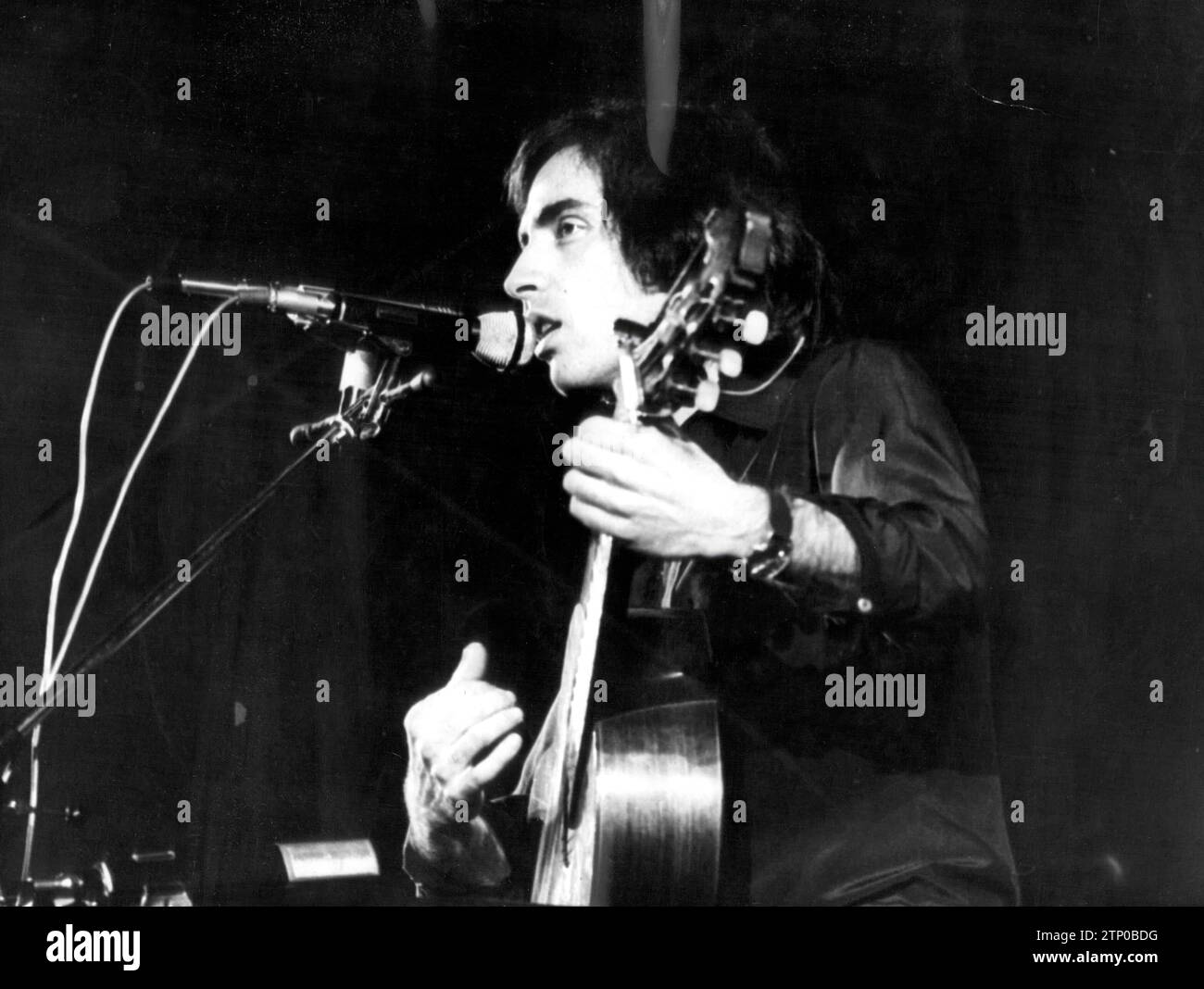 Concert by Lluis Llach at the Montjuic Sports Palace (Barcelona) on January 15, 1976. Credit: Album / Archivo ABC / Álvaro García Pelayo Stock Photo