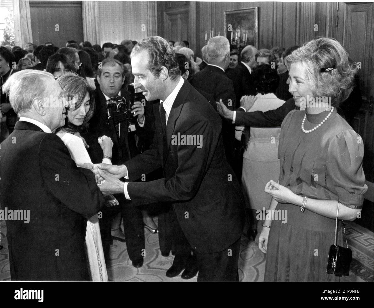 04/22/1980. H.H. Mm. The Kings Juan Carlos and Doña Sofía present the Cervantes Prize to the Writers Jorge Luis Borges and Gerardo Diego in the auditorium of the University of Alcalá de Henares. In the Image, the Kings Affectionately Greet Jorge Luis Borges. Credit: Album / Archivo ABC / Manuel Sanz Bermejo Stock Photo