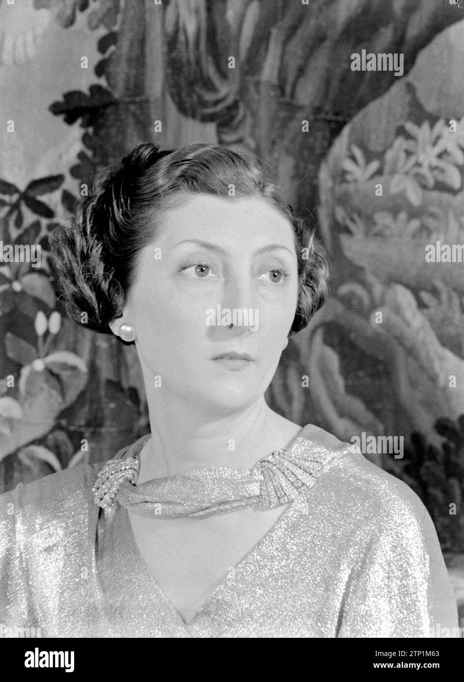 Woman 1930s paris hi-res stock photography and images - Alamy