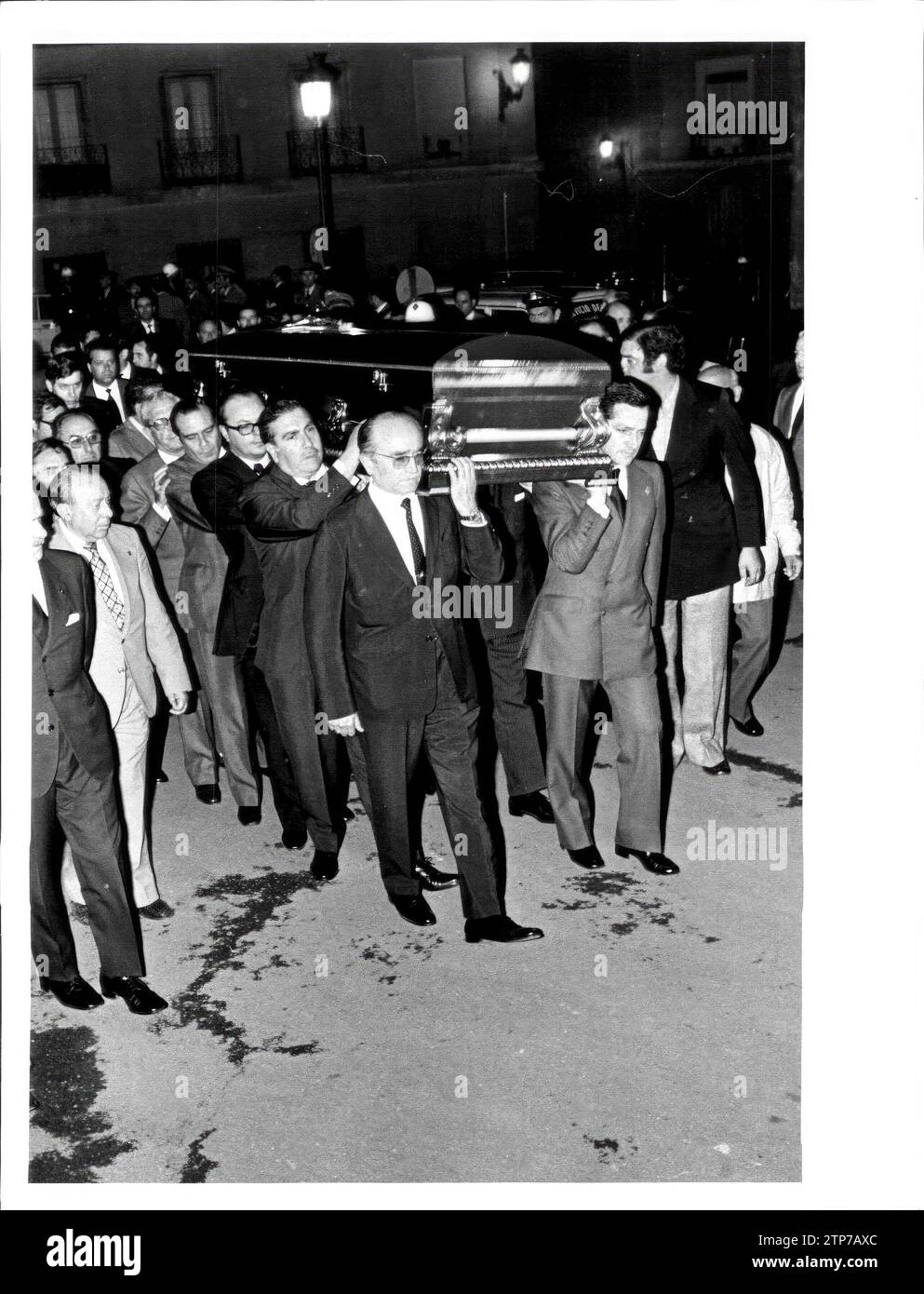 06/12/1975. The Mortal Remains of Mr. Fernando blacksmith weaver arrive at dawn at the headquarters of the national council of the Movie, where the Burning Carpilla would be installed. Among the Protadores, Aadolfo Suárez. Credit: Album / Archivo ABC / Luis Alonso Stock Photo