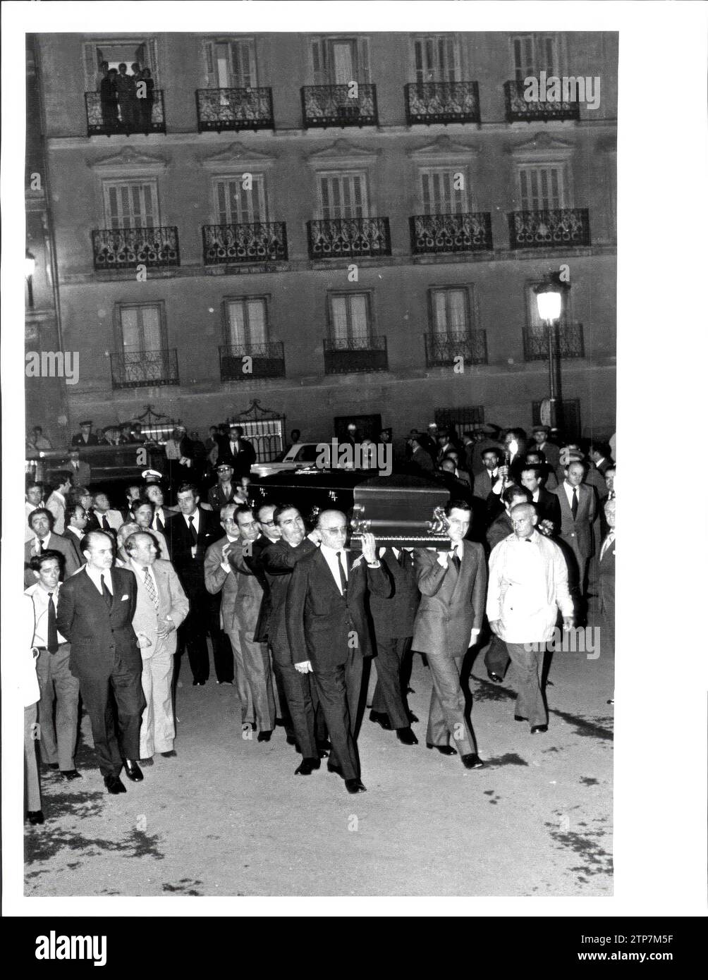 06/12/1975. The Mortal Remains of Mr. Fernando blacksmith weaver arrive at dawn at the headquarters of the national council of the Movement, where the Burning Carpilla would be installed. Among the Bearers, Adolfo Suárez. Credit: Album / Archivo ABC / Luis Alonso Stock Photo