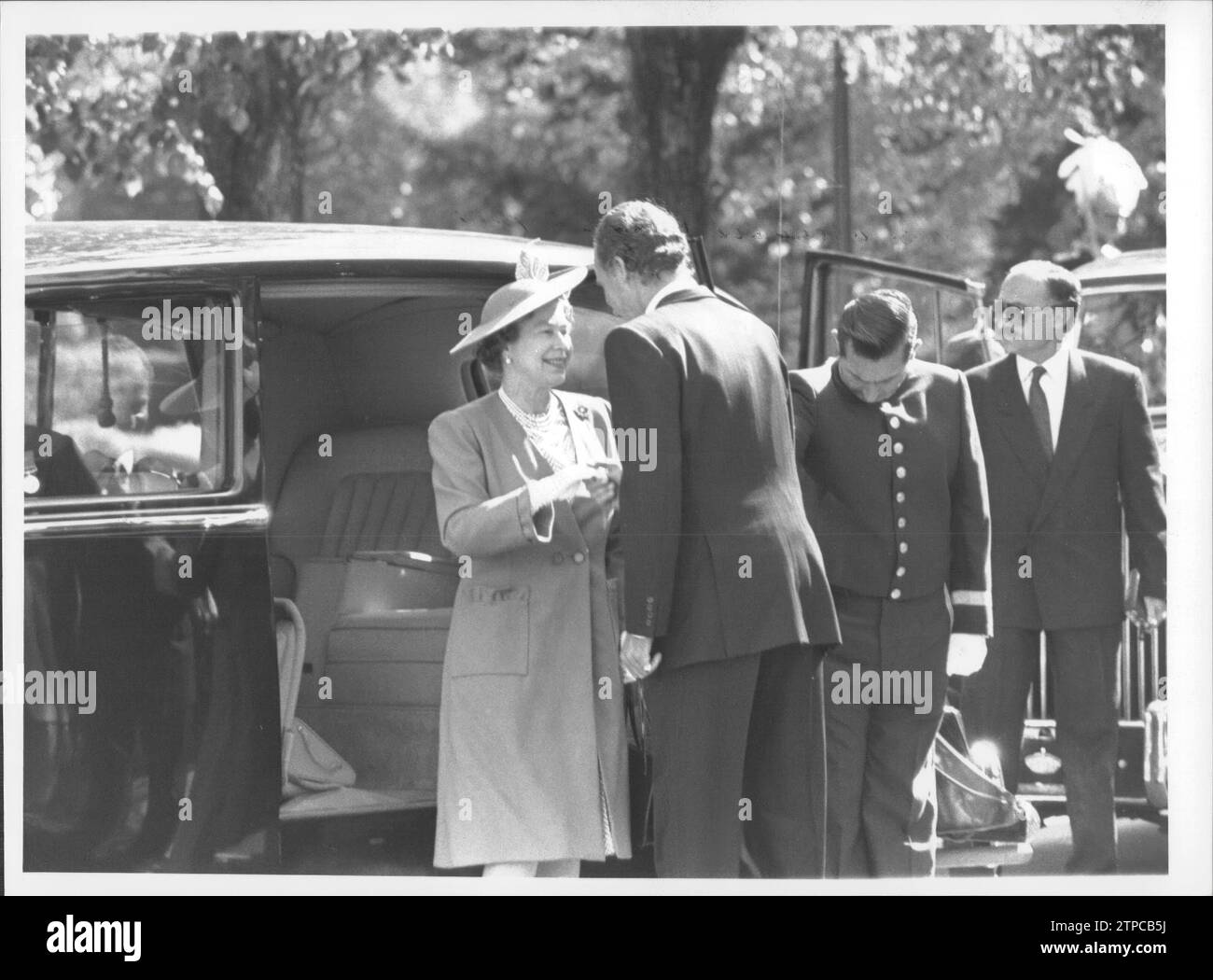 Madrid, 10/17/1988. Elizabeth II of England in Spain. In the image, she is received by His Majesty King Juan Carlos upon her arrival at the El Pardo Palace http://www.abc.es/abcfoto/galerias/20150212/abci-fotografias-reina-isabel-201502111820.html. Credit: Album / Archivo ABC Stock Photo