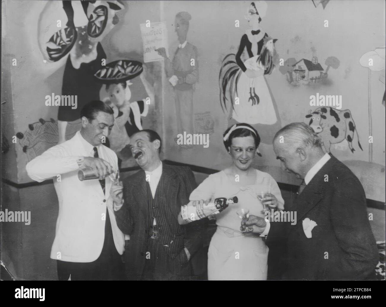 10/31/1935. At the Eslava theater: author and performers of 'Marcelino Fue por Vino', they celebrate the hundredth performance of said play with a Cocktail Served by chicote. Credit: Album / Archivo ABC / Albero y Segovia Stock Photo