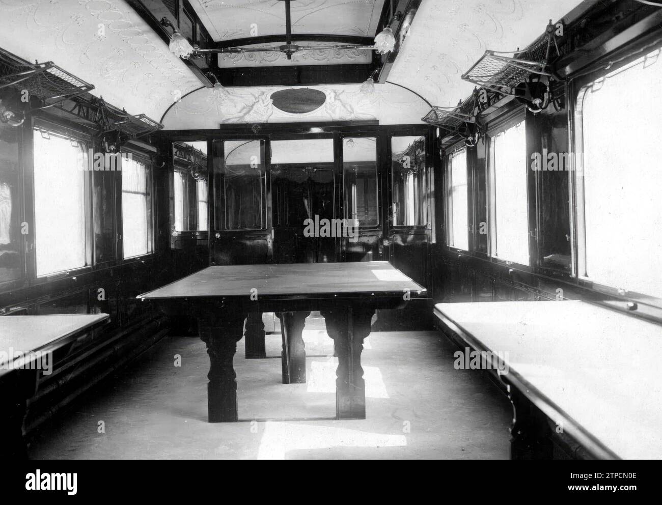 Interior view of the train car where the armistice of the First World War was signed in the Compiègne forest, about 90 kilometers north of Paris. In the same carriage Hitler wanted the French surrender to be signed on June 22, 1940. After this it was taken to Germany as war booty. The SS destroyed it before the end of World War II to prevent it from being used for the signing of the German capitulation. Credit: Album / Archivo ABC / M. Rol Stock Photo