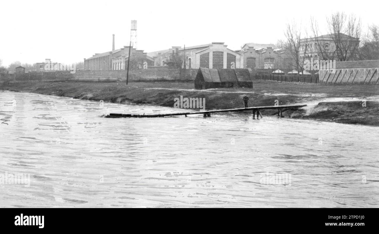 Madrid, 02/12/1919. Flood of the Manzanares River. Remains of the footbridge called Charlot's Bridge, which has been washed away by the current. Credit: Album / Archivo ABC / Julio Duque Stock Photo
