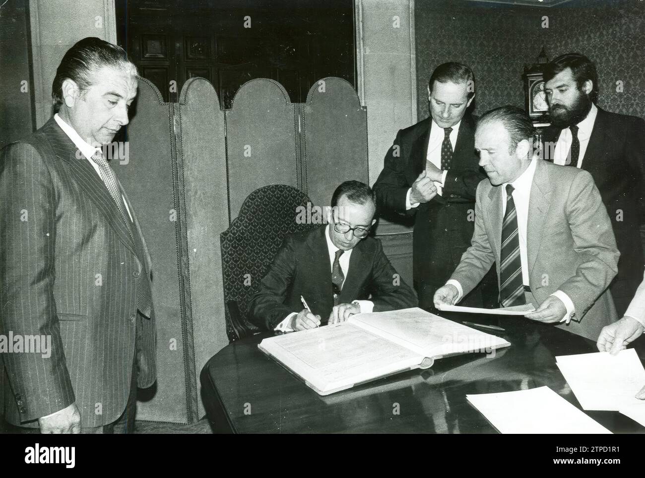 Manuel del Valle Arévalo was elected mayor of Seville in the May 1983 elections. He won by an absolute majority. In the image, a moment of the inauguration ceremony of the new mayor. In the image appears his predecessor in office, Luis Uruñuela Fernández. June 1983. Photo by Sanvicente. Credit: Album / Archivo ABC / Sanvicente Stock Photo