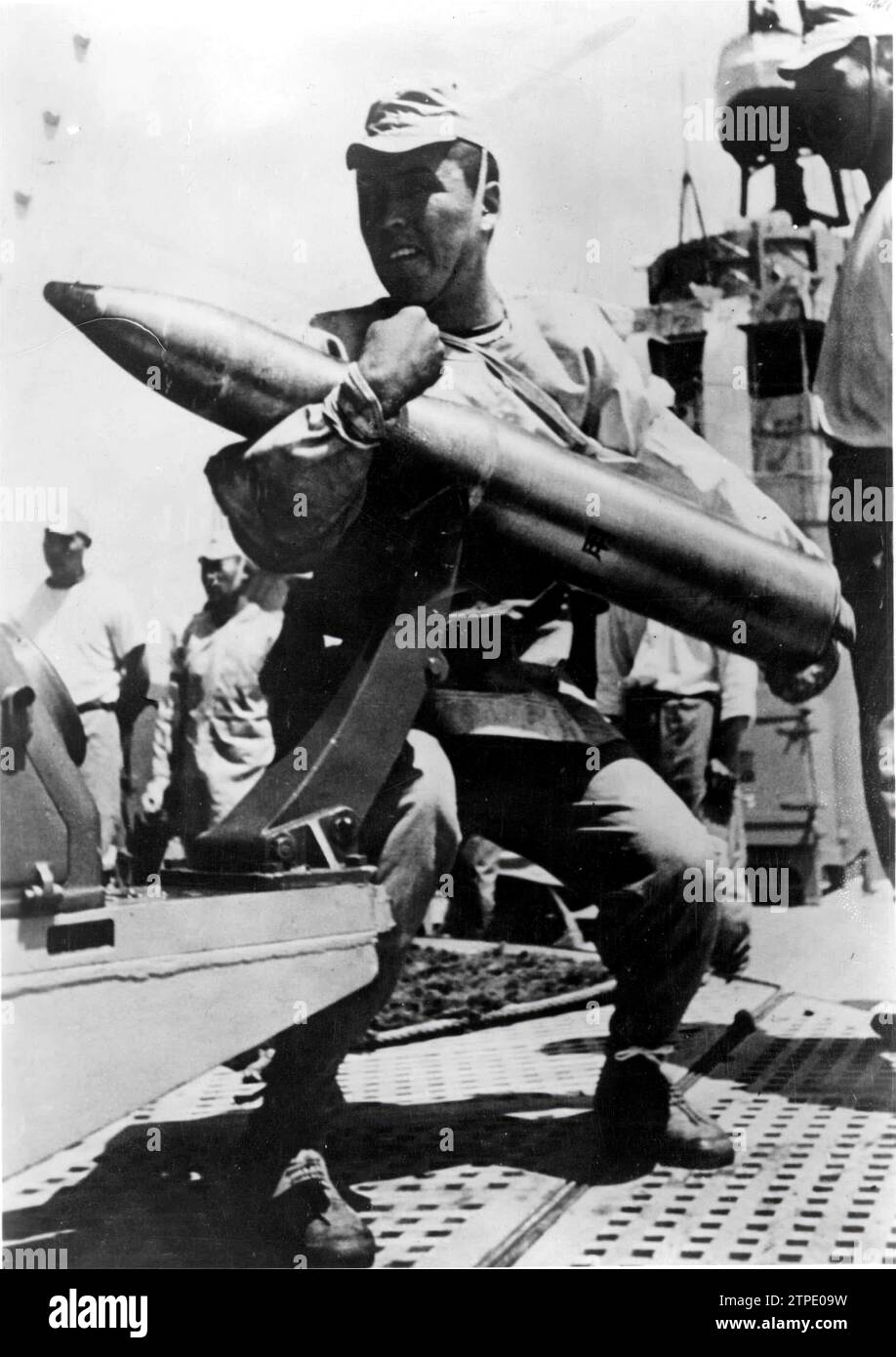 12/31/1941. Japanese sailor in action aboard a warship during the Naval Battle of the Solomon Islands. Credit: Album / Archivo ABC / Transocean Stock Photo