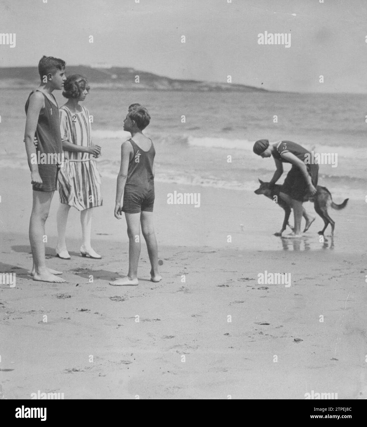 07/31/1923. Summer vacation of the royal family in Santander. In the image the Infants don Jaime (1), doña Beatriz (2), doña Cristina (3) and don Juan (4). Credit: Album / Archivo ABC Stock Photo