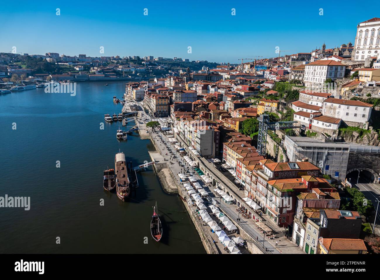 image-of-the-city-of-porto-with-its-colored-houses-in-the-port-next-to