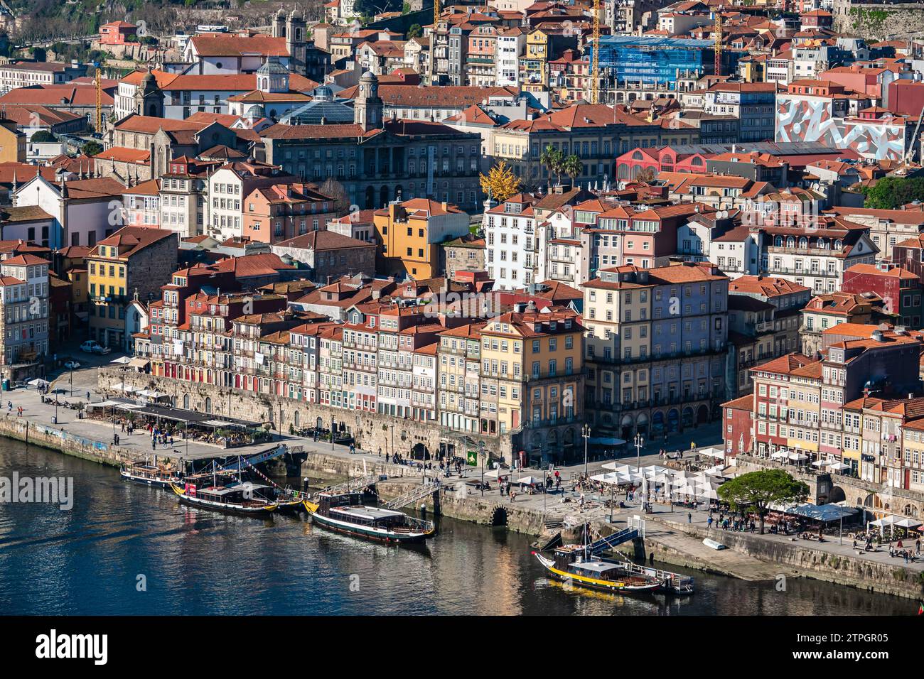 image-of-the-city-of-porto-with-its-colored-houses-in-the-port-next-to
