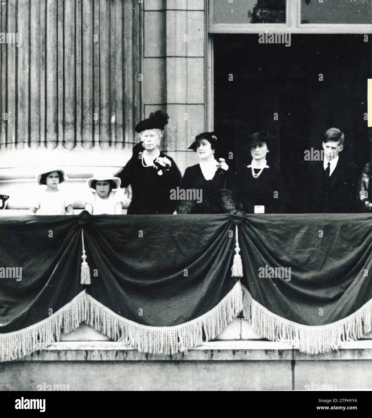 05/31/1936. The military parade held in London on the occasion of the 12th birthday of HM King Edward VIII, was witnessed from the balcony of Buckingham Palace by the Queen Mother, who has Princess Margaret Rose and Elizabeth on her right, and Princess Elizabeth on her left the Duchesses of York and Gloucester, and Viscount Lascelles. Credit: Album / Archivo ABC / Ortiz Stock Photo