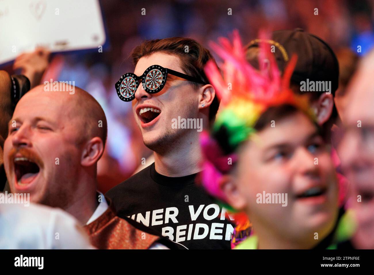 DartFans mit Verkleidungen bei der World Darts Gala