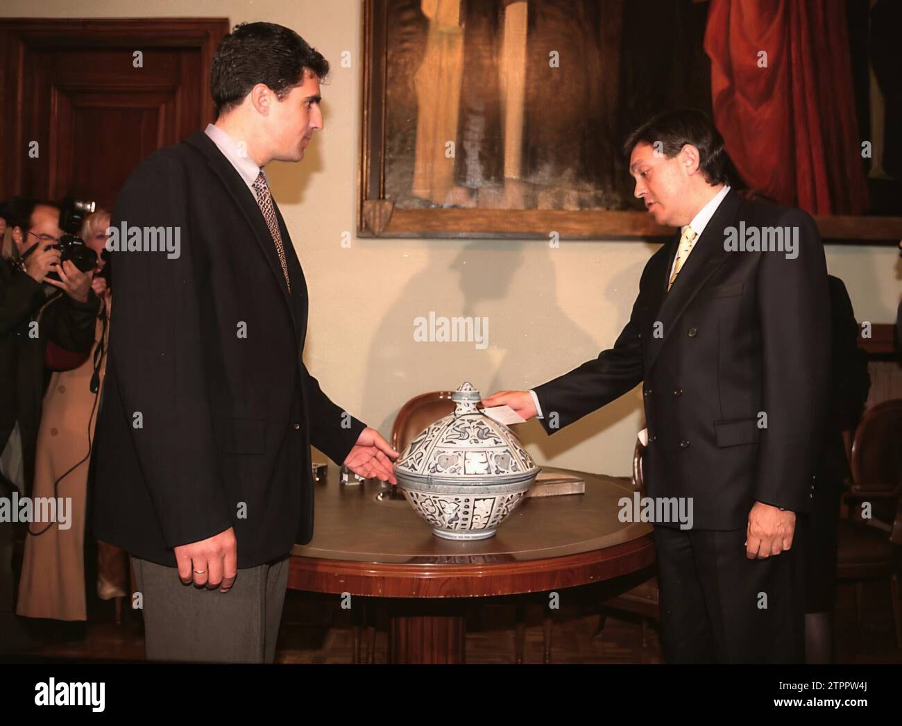 03/12/1998. Miguel Induráin receives a gift from the hands of José