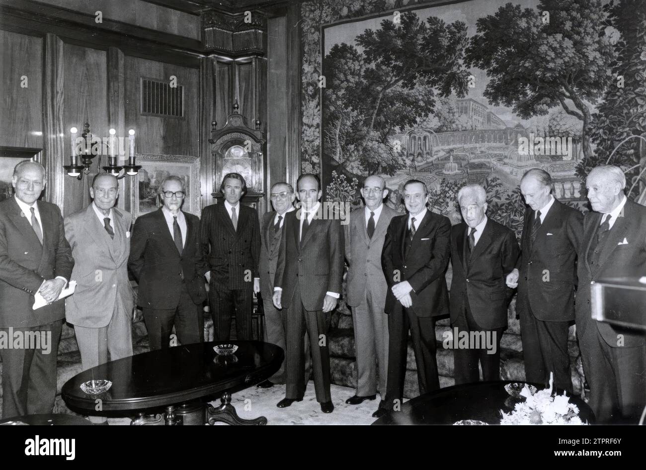 In January 1987, the so-called 'big eight' of banking met at the headquarters of the AEB, chaired by Rafael Termes. Above, from left to right, Luis Valls (Banco Popular), Emilio Botín Sanz de Sautuola (Banco de Santander), Miguel Boyer (Banco Exterior), Pedro Toledo (Banco Vizcaya), Alfonso Escámez (Banco Central), Emilio Botín-Sanz de Sautuola (Banco de Santander), Claudio Boada (Banco Hispano Americano), José Ángel Sánchez Asiaín (Banco de Bilbao), Rafael Termes, Ángel Galíndez (Banco de Vizcaya) and Pablo Garnica (Banesto). Credit: Album / Archivo ABC / José García Stock Photo