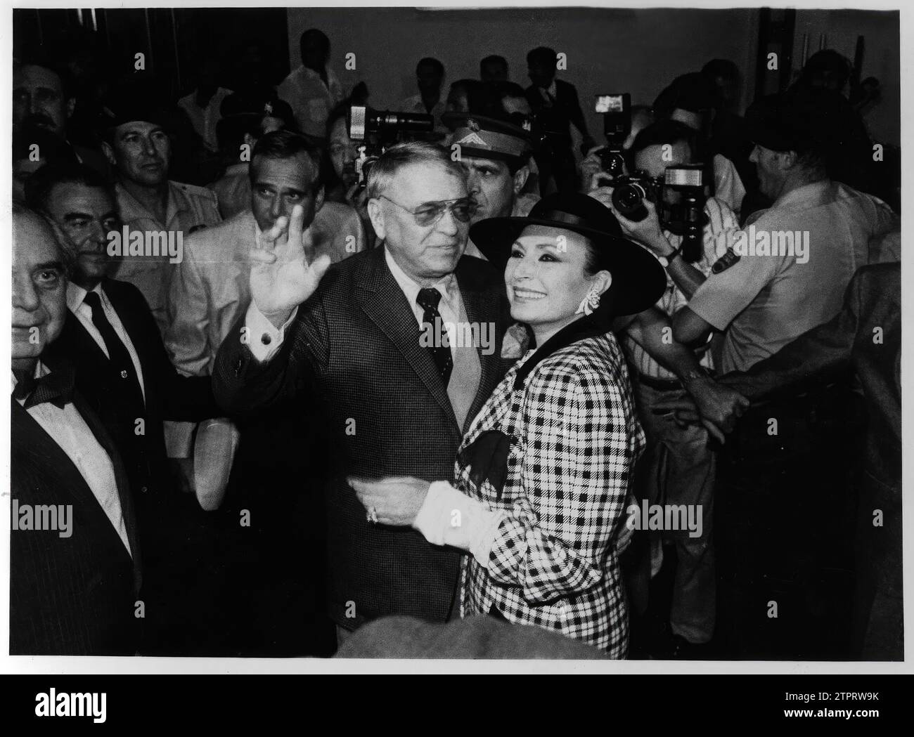 Madrid, 09/23/1986. Frank Sinatra arrives at the Barajas airport and is greeted by Rocío Jurado, for his performance at the Santiago Bernabeu. Credit: Album / Archivo ABC / Luis Ramírez Stock Photo