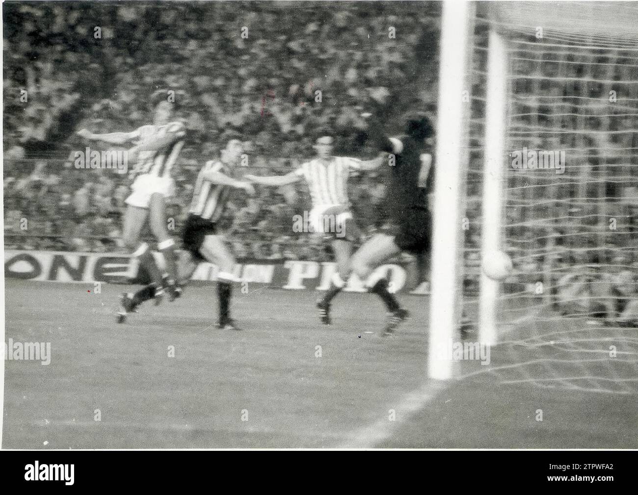 1977 Cup, Betis midfielder Javier López scores Betis's second goal against Iribar in the final of the King's Cup of the 1976-77 season, played at the Vicente Calderón stadium between the Verdiblanco team and Athletic Bilbao on the 25th of June 1977. The Match, Including Extra Time, Ended with a 2-2 tie, so it was necessary to decide the champion in the Penalty Shootouts. (photo Ruesga Bono). Credit: Album / Archivo ABC / Ruesga Stock Photo