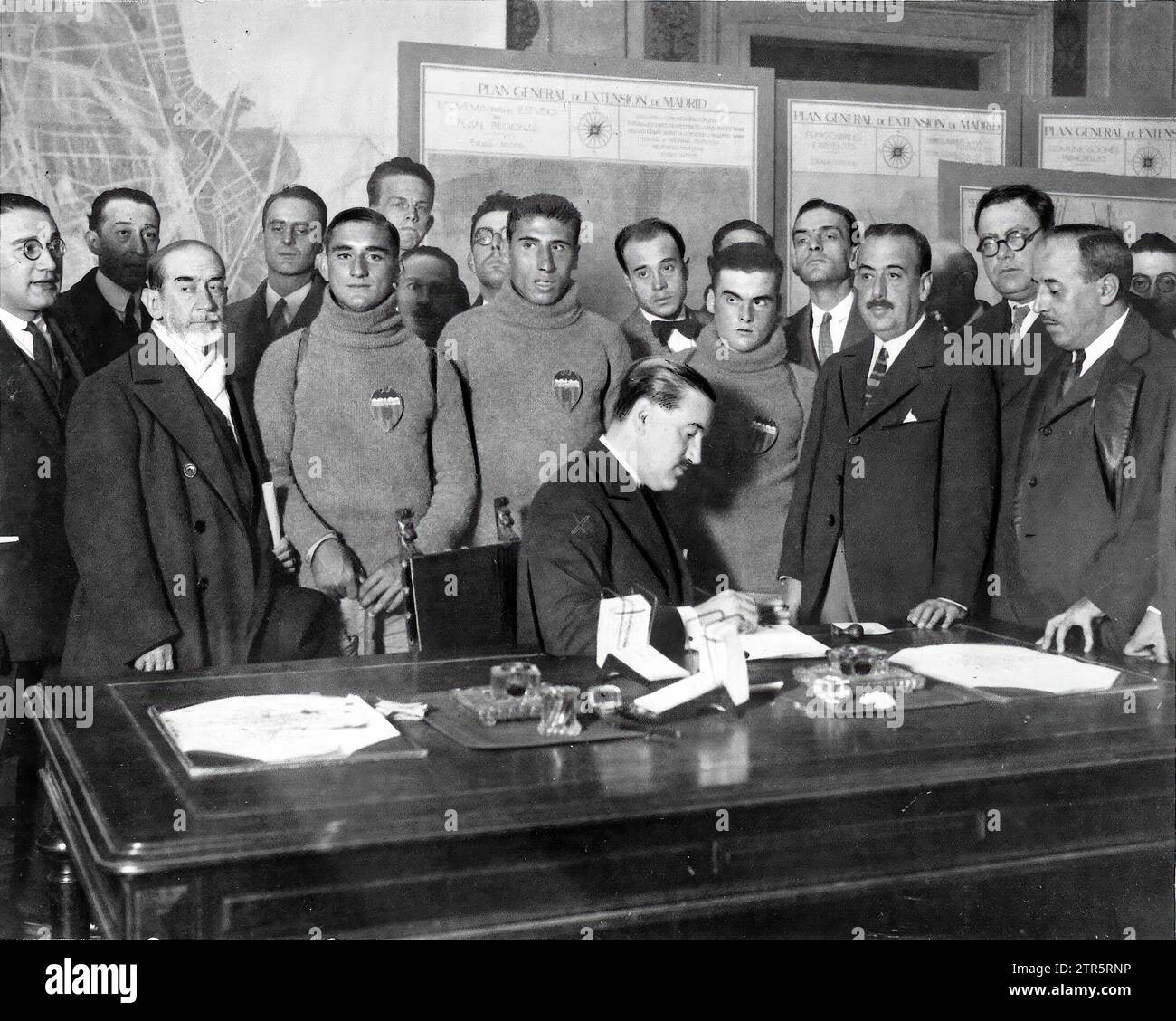 10/31/1926. Madrid, in the glass patio of the town hall, the mayor, Conde de Vallellano (X), signing the album of the Valencian marchers Luis Archelos, Manuel Lora and Vicente Cucarella, who appear behind him in the photograph. Credit: Album / Archivo ABC / Portela Stock Photo