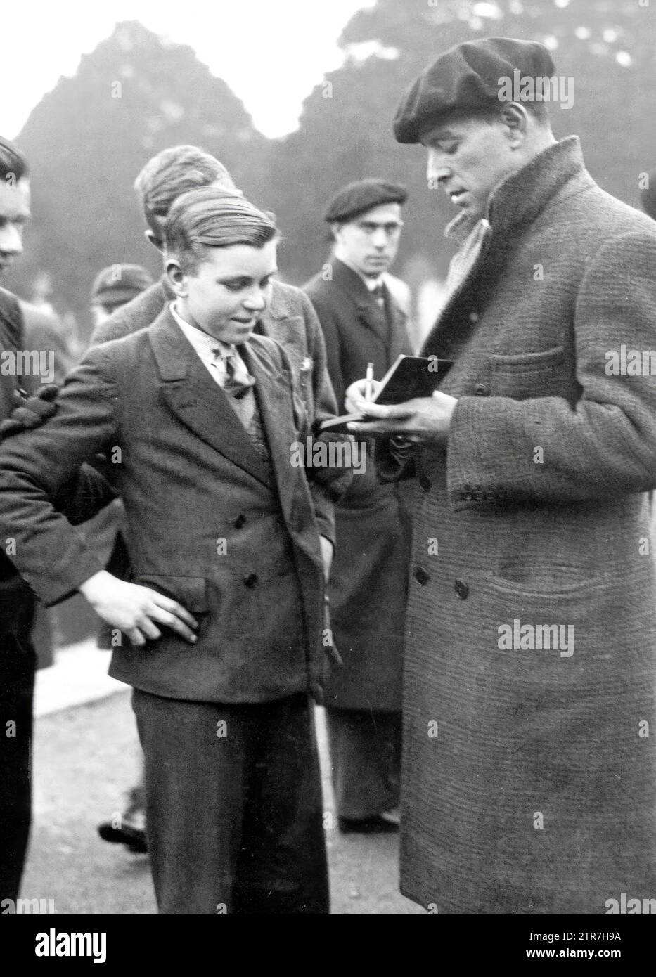12/07/1931. Zamora Signing an autograph in London. Credit: Album / Archivo ABC Stock Photo