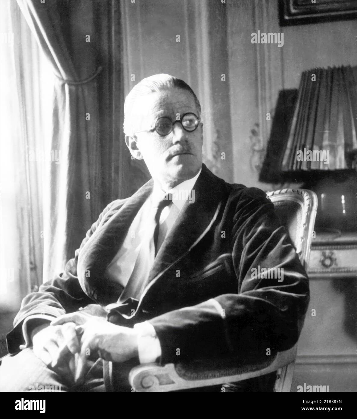 James joyce portrait hi-res stock photography and images - Alamy