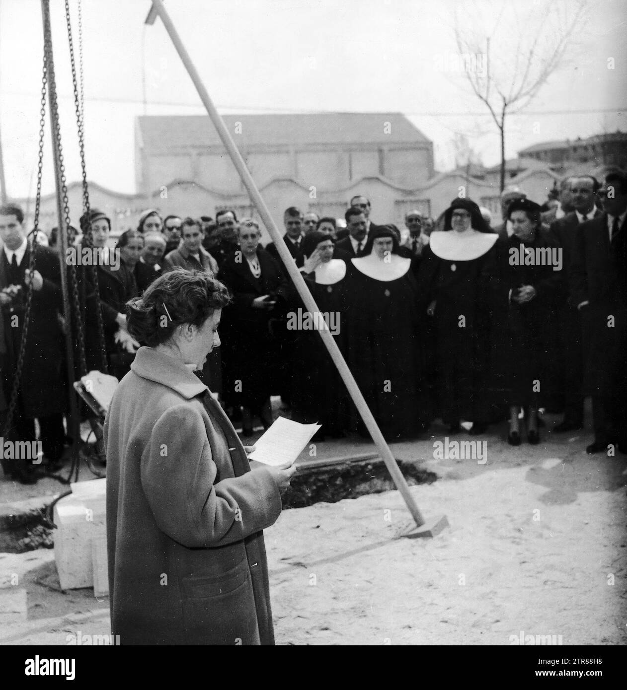 04/14/1958. The former student Miss Socorro Olarieta pronouncing the words of gratitude that she dedicated to the Institution. Credit: Album / Archivo ABC / Teodoro Naranjo Domínguez Stock Photo
