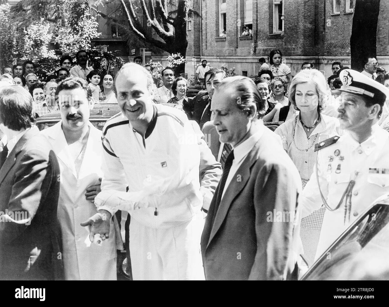 06/21/1981. The King, together with Doña Sofia and the president of the Red Cross, Enrique de la Mata Gorostiza, appeared after suffering an accident in the Zarzuela Palace. Credit: Album / Archivo ABC / Manuel Sanz Bermejo Stock Photo