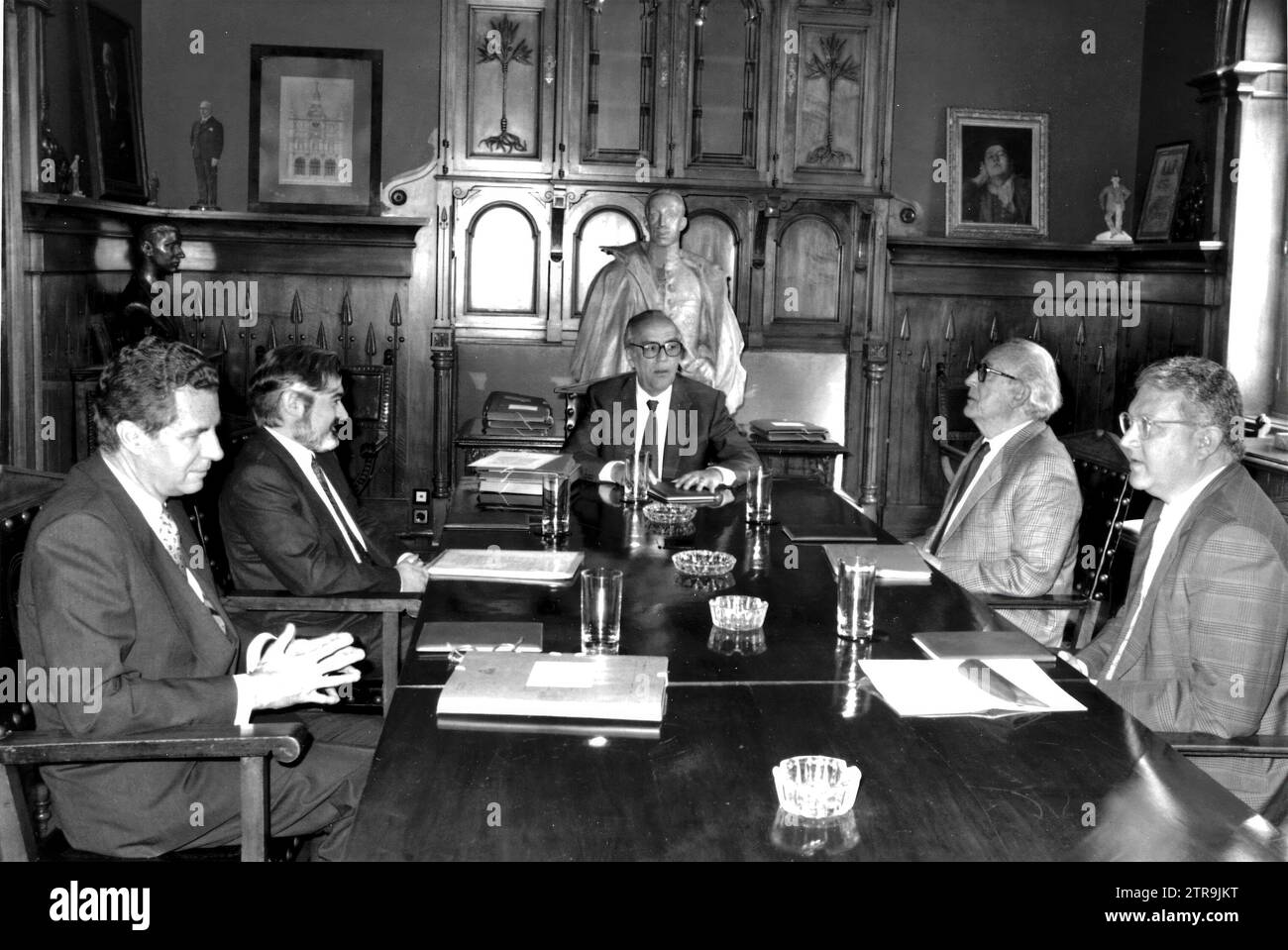 05/07/1992. Jury Meeting. From left to right, Jaime de Carvajal y Urquijo, Darío Villanueva, Leopoldo Calvo Sotelo, Antonio Mingote and Juan José Armas Marcelo. Credit: Album / Archivo ABC / José García Stock Photo