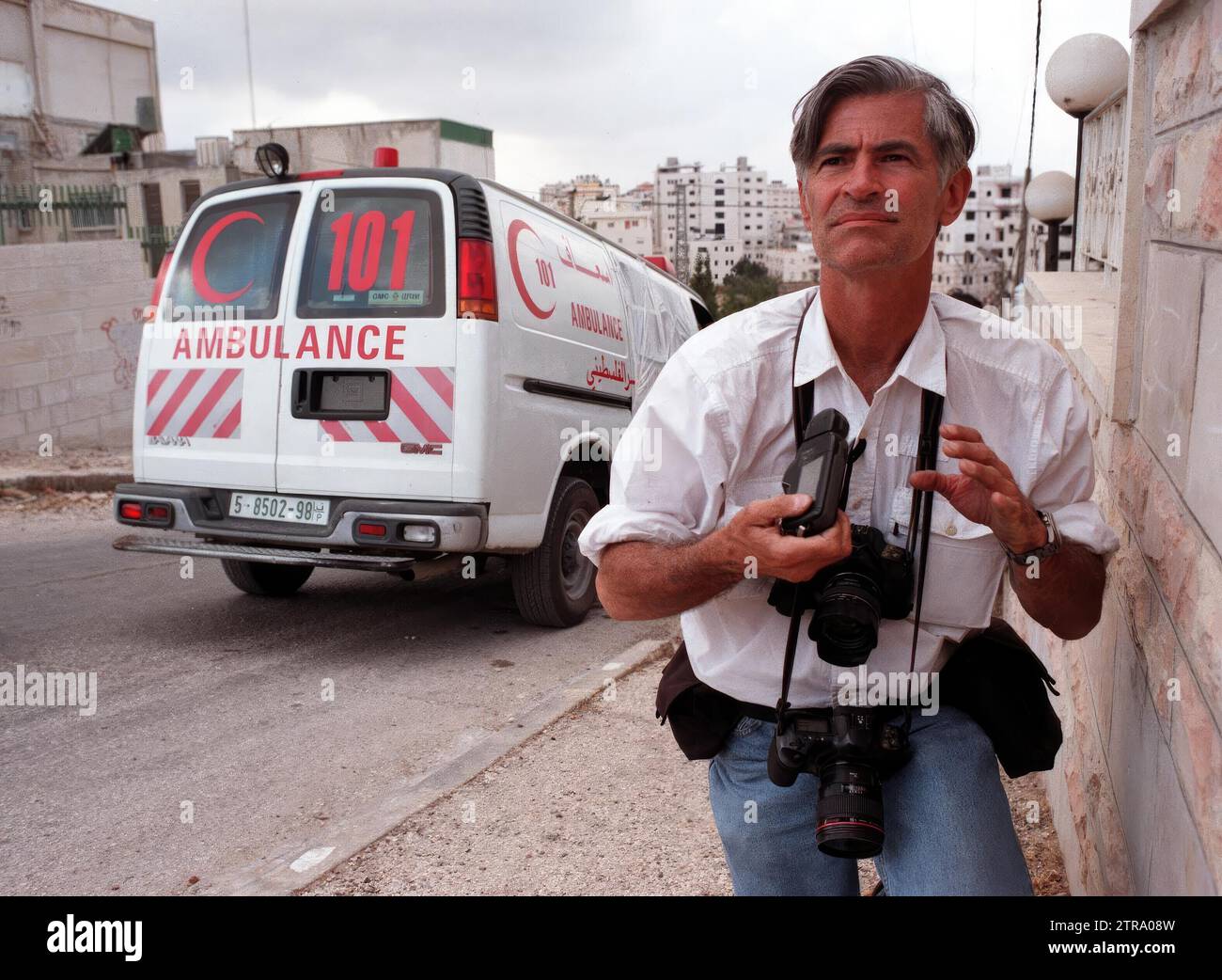 Ramallah (West Bank), 10/13/2000. Reporter James Nachtwey covering clashes between Palestinians and Israelis in the early days of the second Intifada. Photo: Luis de Vega. ARCHDC. Credit: Album / Archivo ABC / Luis De Vega Hernández Stock Photo