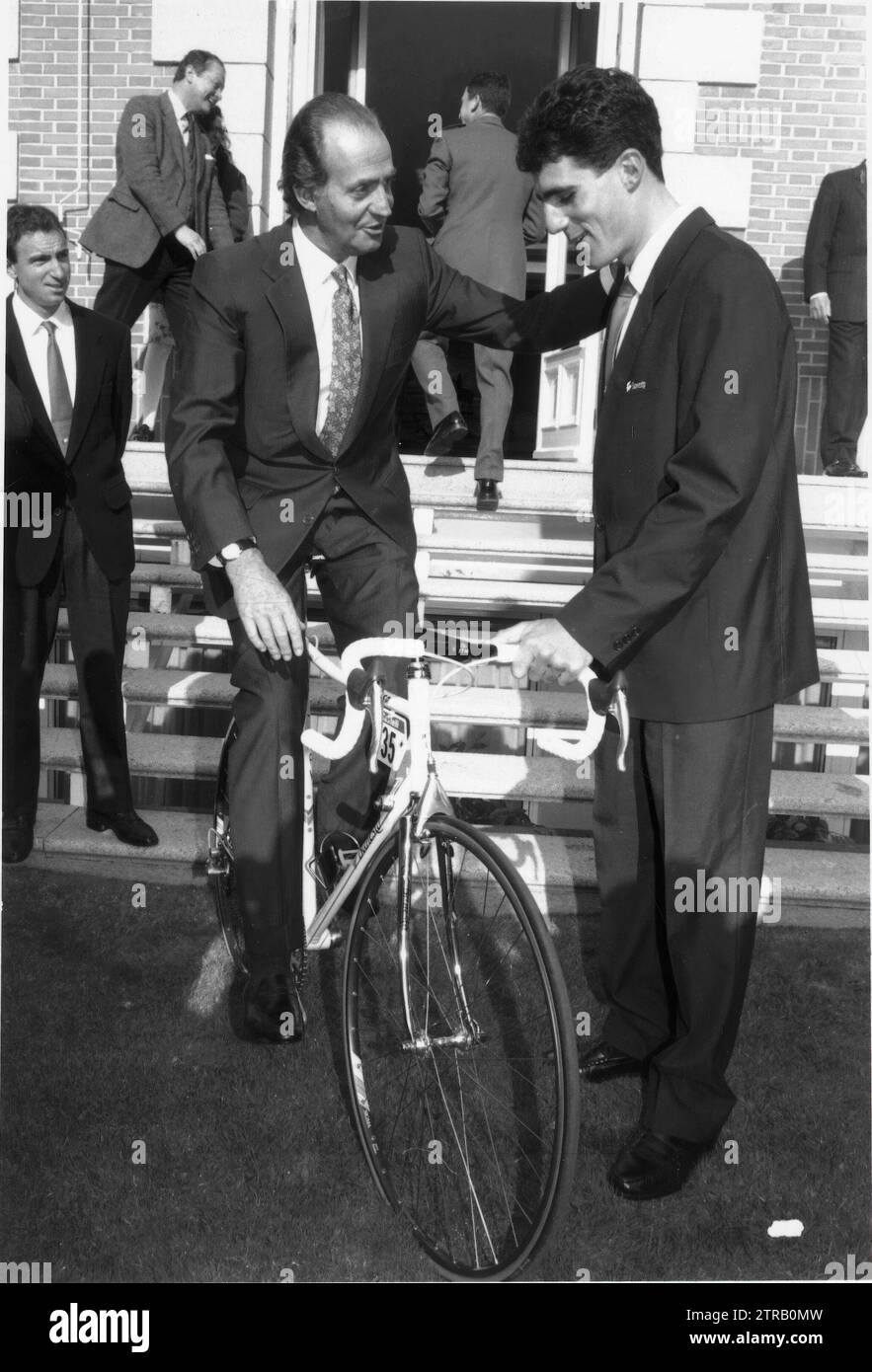 12/16/1991. December 17: during an audience at the Zarzuela, Miguel Induráin gives the King the bicycle with which he won the Tour de France. Credit: Album / Archivo ABC / Jaime Pato Stock Photo