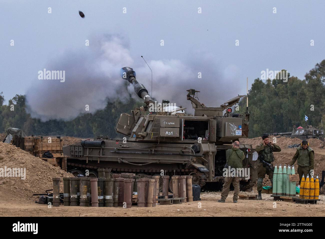 Southern Israel, Israel. 05th Dec, 2023. Israeli soldiers fire a 155mm ...