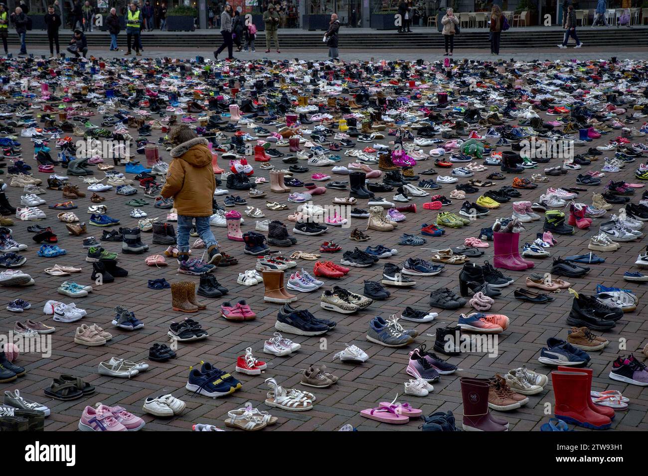 Rotterdam, South Holland, Netherlands. 20th Dec, 2023. A child runs through an installation of