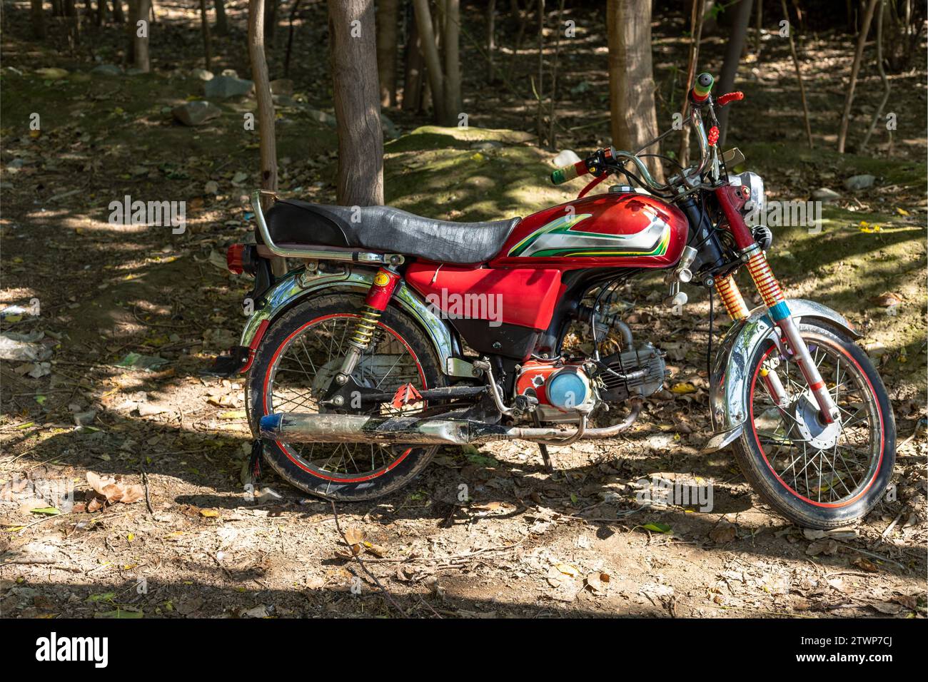 Abandoned old motorbike parked in the jungle Stock Photo - Alamy