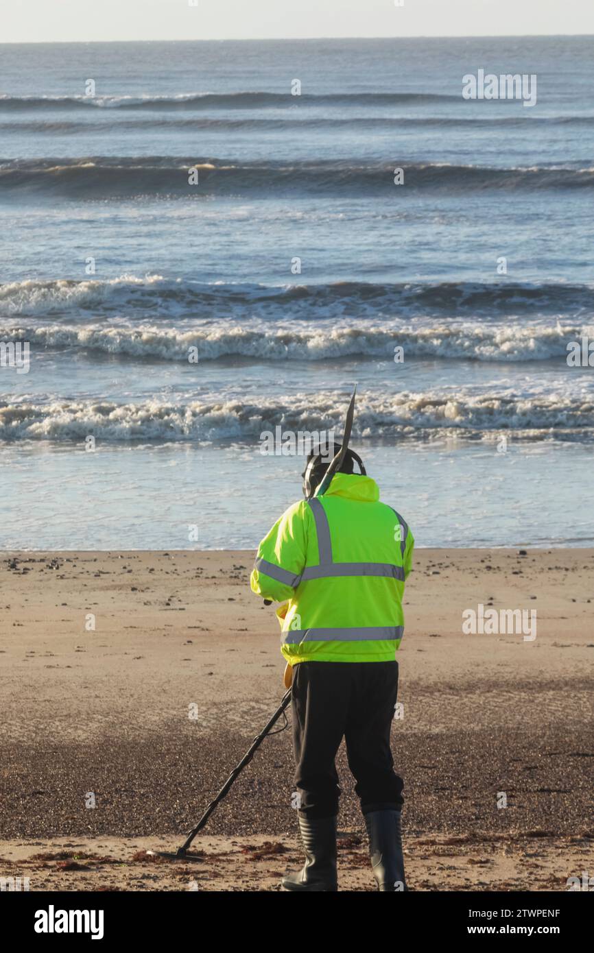 England, West Sussex, Littlehampton, Metal Detecting on the Beach Stock Photo Alamy