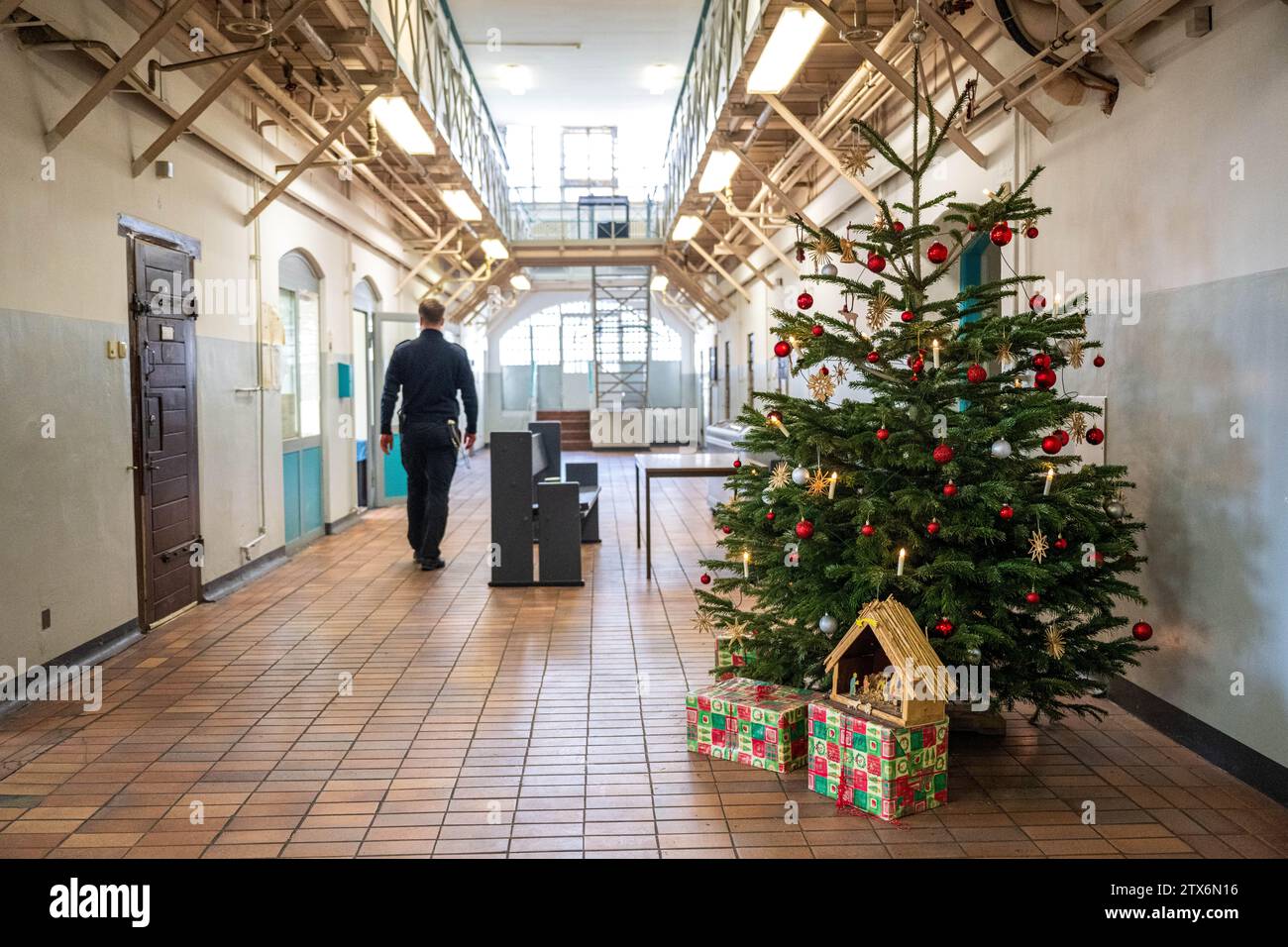 Bremen, Germany. 20th Dec, 2023. A Christmas tree stands in the Bremen