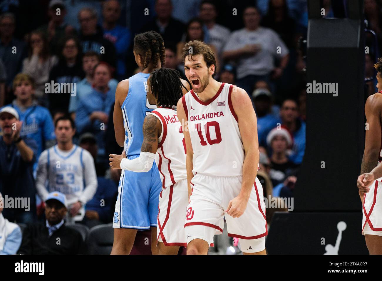 Charlotte, North Carolina, USA. 20th Dec, 2023. Oklahoma Sooners forward SAM GODWIN (10) screams in celebration during the Jumpman Invitational game against the North Carolina Tar Heels (Credit Image: © Maxwell Vittorio/ZUMA Press Wire) EDITORIAL USAGE ONLY! Not for Commercial USAGE! Stock Photo