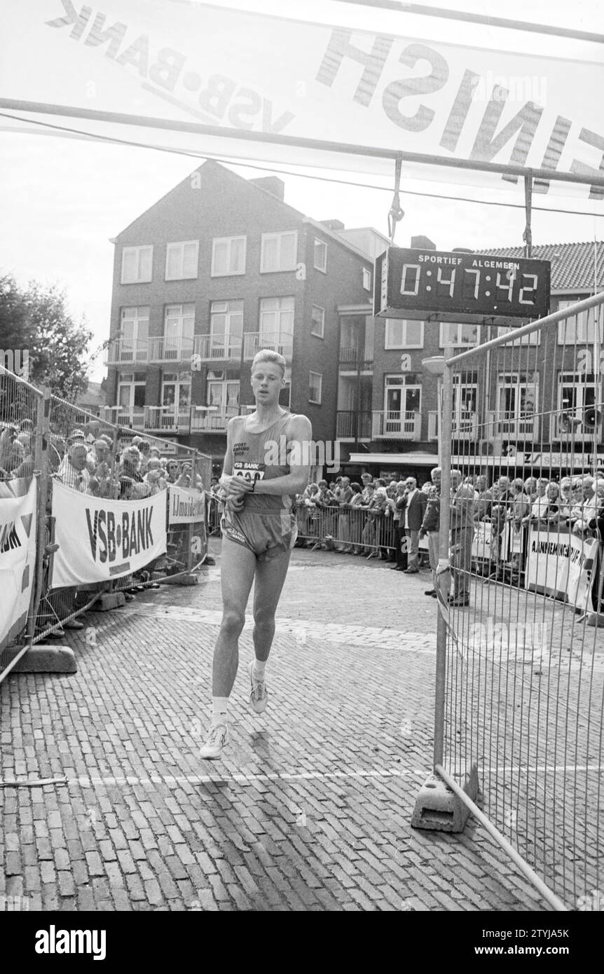 Pierloop, finish 15 km race run, 10-09-1993, Whizgle News from the Past, Tailored for the Future. Explore historical narratives, Dutch The Netherlands agency image with a modern perspective, bridging the gap between yesterday's events and tomorrow's insights. A timeless journey shaping the stories that shape our future. Stock Photo