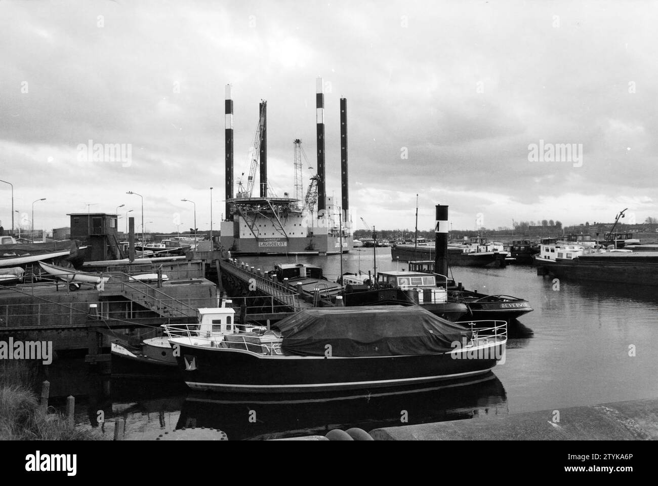 Drilling platform 2nd national port hi-res stock photography and images ...