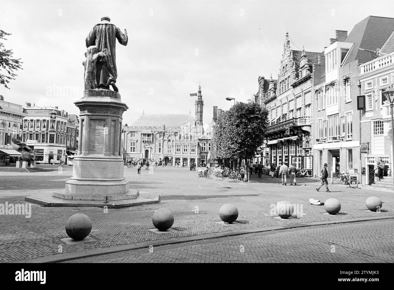 Grote Markt in Haarlem with the statue of Laurens Janszoon Coster, straight ahead the town hall (number 2), behind the trees the De Kroon building (number 13) and on the far right the Hoofdwacht (number 17).., Haarlem, Grote Markt, The Netherlands, 28-08-1995, Whizgle News from the Past, Tailored for the Future. Explore historical narratives, Dutch The Netherlands agency image with a modern perspective, bridging the gap between yesterday's events and tomorrow's insights. A timeless journey shaping the stories that shape our future. Stock Photo